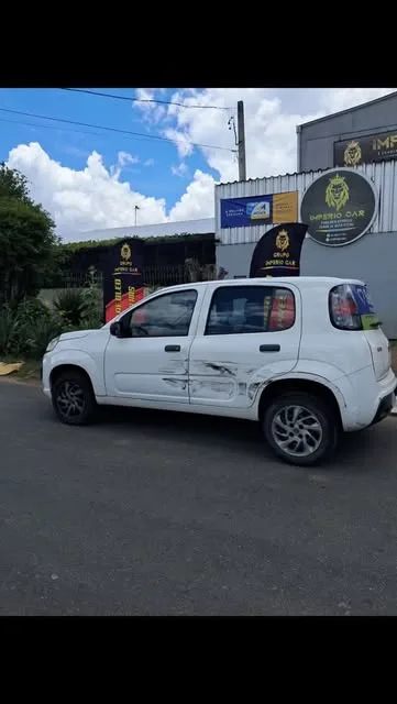 Amassado real na lateral de um carro, antes do martelinho de ouro