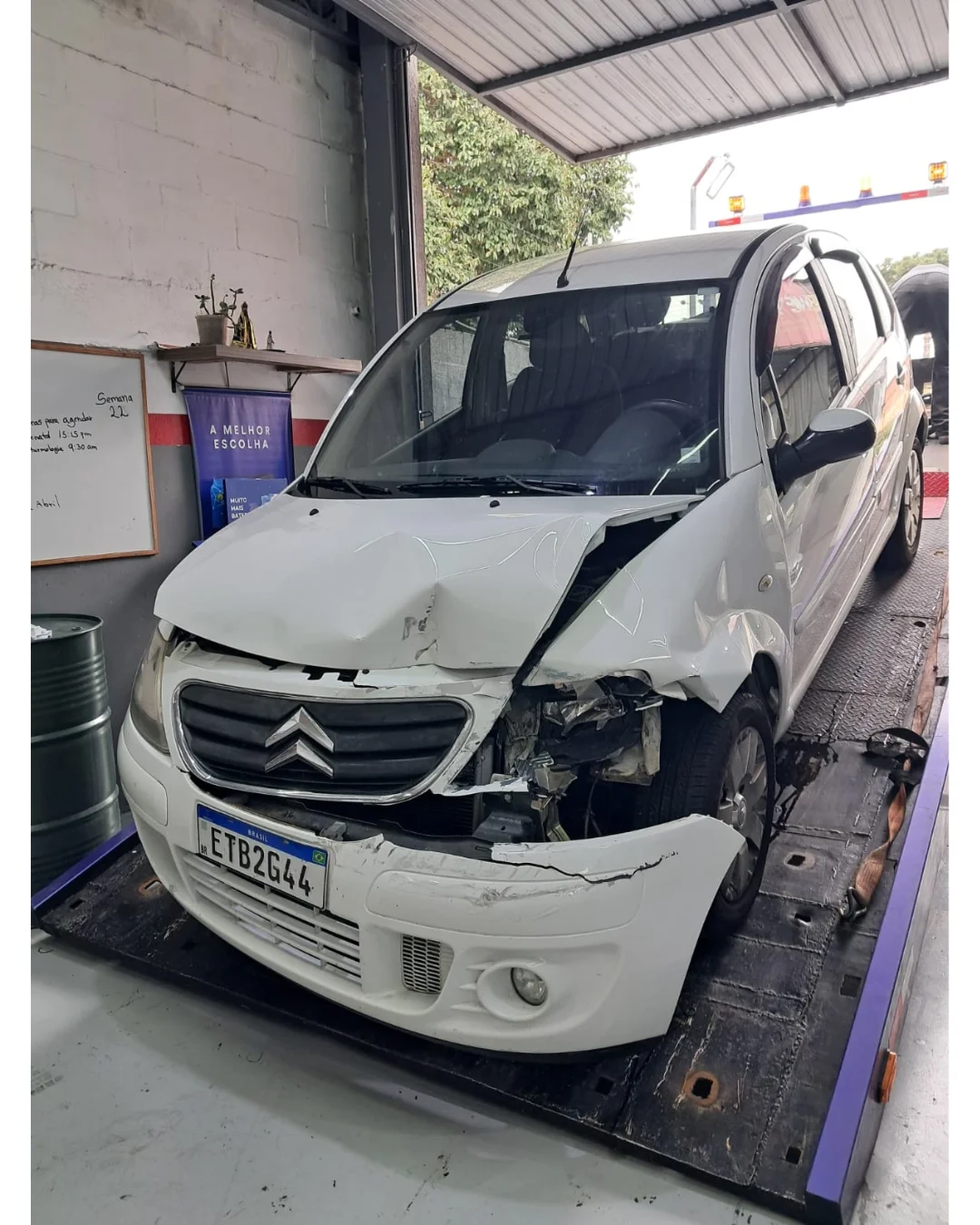 Citroën C3 com colisão frontal severa, antes do reparo de funilaria
