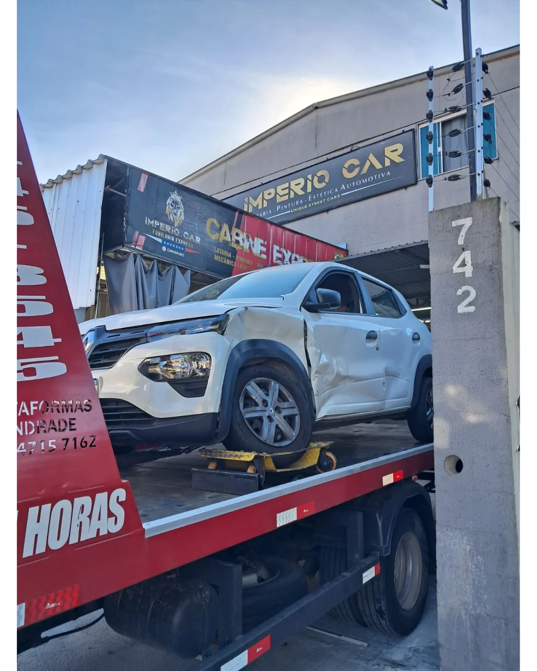 Carro batido chegando de guincho na Império Car para reparo via seguradora