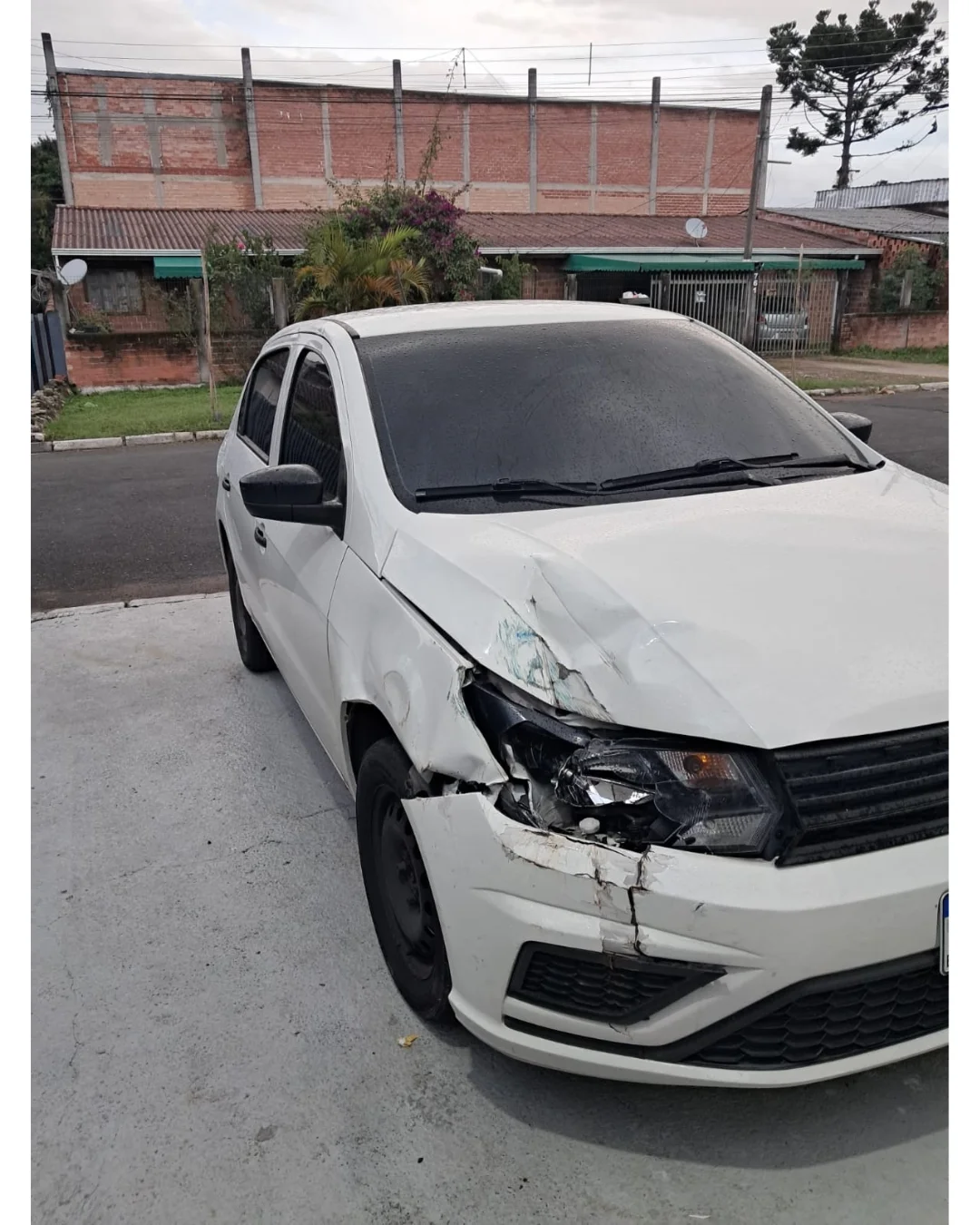 VW Gol com para-lama e para-choque danificados, antes do reparo