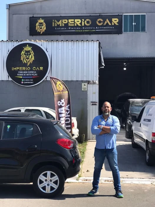 Colaborador da Império Car na porta da oficina
