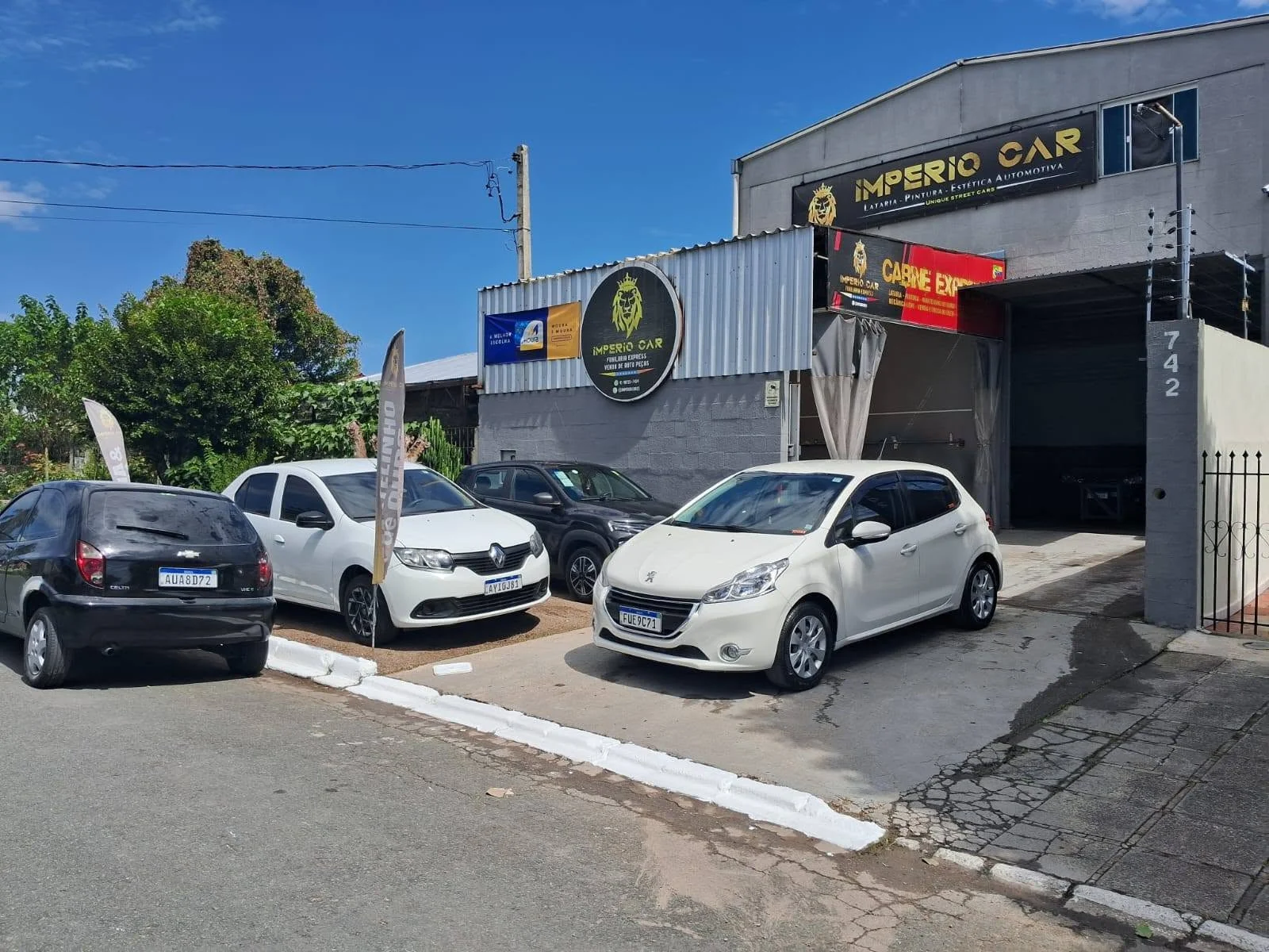 Veículos disponíveis para aluguel em frente à Império Car